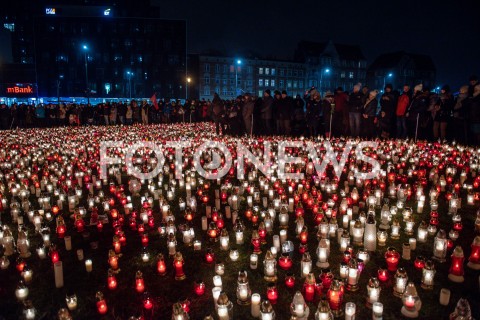  16.01.2019 GDANSK<br />WIELKIE SERCE ZE ZNICZY W HOLDZIE ZAMORDOWANEMU PREZYDENTOWI GDANSKA PAWLOWI ADAMOWICZOWI<br />N/Z GDANSZCZANIE ZEBRANI NA PLACU SOLIDARNOSCI<br /> 