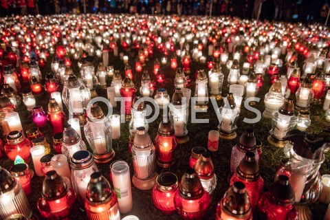  16.01.2019 GDANSK<br />WIELKIE SERCE ZE ZNICZY W HOLDZIE ZAMORDOWANEMU PREZYDENTOWI GDANSKA PAWLOWI ADAMOWICZOWI<br />N/Z GDANSZCZANIE ZEBRANI NA PLACU SOLIDARNOSCI<br /> 