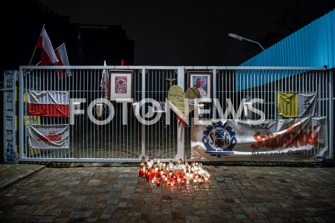  16.01.2019 GDANSK<br />WIELKIE SERCE ZE ZNICZY W HOLDZIE ZAMORDOWANEMU PREZYDENTOWI GDANSKA PAWLOWI ADAMOWICZOWI<br />N/Z HISTORYCZNA BRAMA NUMER 2 STOCZNI GDANSKIEJ<br /> 