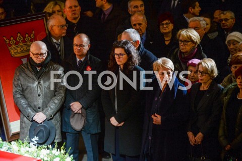  17.01.2019 GDANSK<br />TRUMNA Z CIALEM PREZYDENTA PAWLA ADAMOWICZA WYSTAWIONA W EUROPEJSKIM CENTRUM SOLIDARNOSCI W GDANSKU<br />N/Z ALEKSANDRA DULKIEWICZ PRZED TRUMNA Z PREZYDENTEM PAWLEM ADAMOWICZEM<br /> 