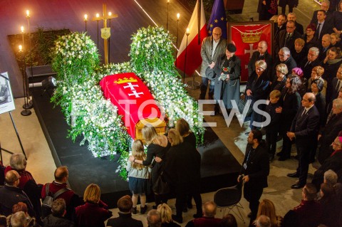 Trumna z ciałem prezydenta Pawła Adamowicza wystawiona w Europejskim Centrum Solidarności w Gdańsku
