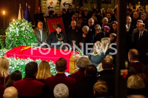  17.01.2019 GDANSK<br />TRUMNA Z CIALEM PREZYDENTA PAWLA ADAMOWICZA WYSTAWIONA W EUROPEJSKIM CENTRUM SOLIDARNOSCI W GDANSKU<br />N/Z ZONA MAGDALENA ADAMOWICZ PRZED TRUMNA<br /> 