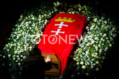  17.01.2019 GDANSK<br />TRUMNA PREZYDENTA PAWLA ADAMOWICZA WYSTAWIONA W EUROPEJSKIM CENTRUM SOLIDARNOSCI W GDANSKU<br />N/Z TRUMNA Z PREZYDENTEM PAWLEM ADAMOWICZEM<br /> 
