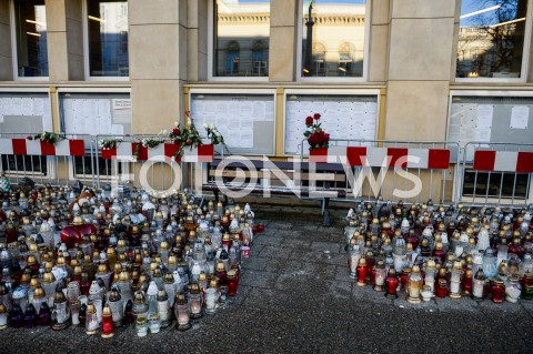 18.01.2019 GDANSK<br />ZNICZE ZLOZONE KU PAMIECI PAWLA ADAMOWICZA POD URZEDEM MIASTA W GDANSKU<br />N/Z ZNICZE POD URZEDEM MIASTA W GDANSKU<br /> 