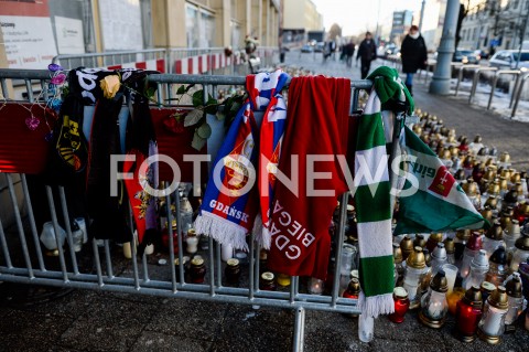  18.01.2019 GDANSK<br />ZNICZE ZLOZONE KU PAMIECI PAWLA ADAMOWICZA POD URZEDEM MIASTA W GDANSKU<br />N/Z SZALIKI TROJMIEJSKICH KLUBOW SPORTOWYCH POWIESZONE PRZED URZEDEM MIASTA<br /> 