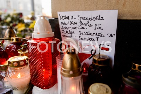  18.01.2019 GDANSK<br />ZNICZE ZLOZONE KU PAMIECI PAWLA ADAMOWICZA POD URZEDEM MIASTA W GDANSKU<br />N/Z LAURKA DLA PAWLA ADAMOWICZA<br /> 