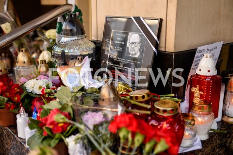  18.01.2019 GDANSK<br />ZNICZE ZLOZONE KU PAMIECI PAWLA ADAMOWICZA POD URZEDEM MIASTA W GDANSKU<br />N/Z ZNICZE ZLOZONE POD URZEDEM<br /> 