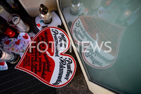  18.01.2019 GDANSK<br />ZNICZE ZLOZONE KU PAMIECI PAWLA ADAMOWICZA POD URZEDEM MIASTA W GDANSKU<br />N/Z LAURKA W KSZTALCIE SERCA ZLOZONA POD URZEDEM<br /> 