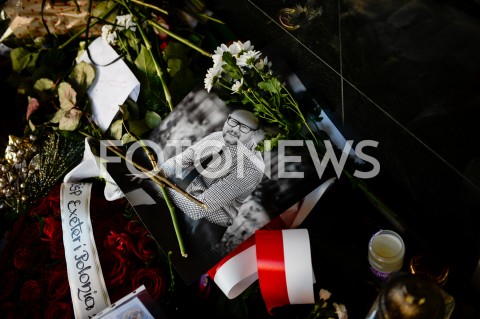  18.01.2019 GDANSK<br />ZNICZE ZLOZONE KU PAMIECI PAWLA ADAMOWICZA POD URZEDEM MIASTA W GDANSKU<br />N/Z PORTRET PAWLA ADAMOWICZA<br /> 