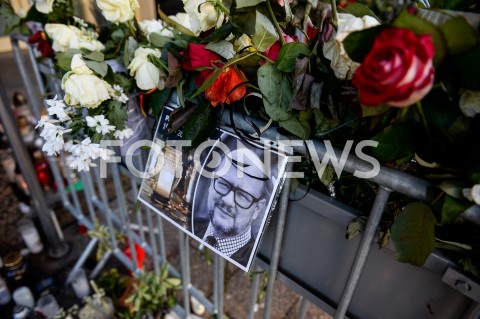  18.01.2019 GDANSK<br />ZNICZE ZLOZONE KU PAMIECI PAWLA ADAMOWICZA POD URZEDEM MIASTA W GDANSKU<br />N/Z PORTRET PAWLA ADAMOWICZA  WSROD KWIATOW ZLOZONYCH POD URZEDEM<br /> 