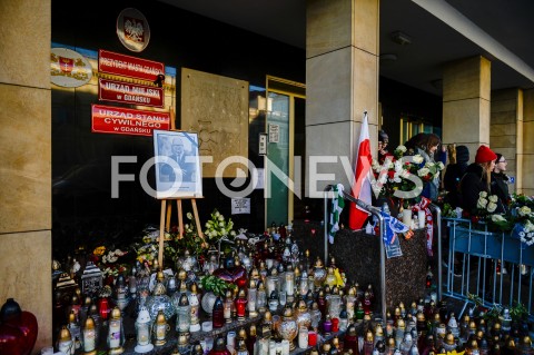 Znicze przed Urzędem Miasta w Gdańsku