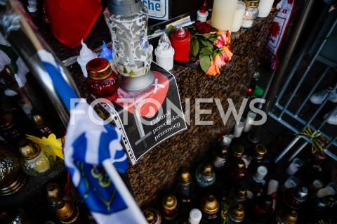  18.01.2019 GDANSK<br />ZNICZE ZLOZONE KU PAMIECI PAWLA ADAMOWICZA POD URZEDEM MIASTA W GDANSKU<br />N/Z PLAKAT Z NAPISEM GDANSK PRZECIWKO PRZEMOCY<br /> 
