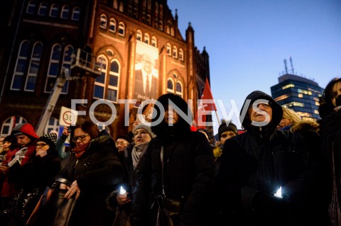  18.01.2019 GDANSK<br />KONDUKT ZALOBNY PRZENOSI TRUMNE Z CIALEM PAWLA ADAMOWICZA DO BAZYLIKI MARIACKIEJ W GDANSKU W KTOREJ ODBEDZIE SIE MSZA ZALOBNA W INTENCJI ZMARLEGO PREYDENTA<br />N/Z MIESZKANCY ZEBRANI WZDLUZ ULIC GDANSKA<br /> 