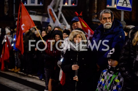  18.01.2019 GDANSK<br />KONDUKT ZALOBNY PRZENOSI TRUMNE Z CIALEM PAWLA ADAMOWICZA DO BAZYLIKI MARIACKIEJ W GDANSKU W KTOREJ ODBEDZIE SIE MSZA ZALOBNA W INTENCJI ZMARLEGO PREYDENTA<br />N/Z MIESZKANCY ZEBRANI WZDLUZ ULIC GDANSKA<br /> 