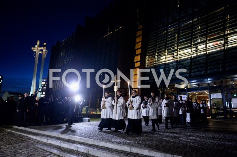  18.01.2019 GDANSK<br />KONDUKT ZALOBNY PRZENOSI TRUMNE Z CIALEM PAWLA ADAMOWICZA DO BAZYLIKI MARIACKIEJ W GDANSKU W KTOREJ ODBEDZIE SIE MSZA ZALOBNA W INTENCJI ZMARLEGO PREYDENTA<br />N/Z KONDUKT ZALOBNY Z KRZYRZEM<br /> 