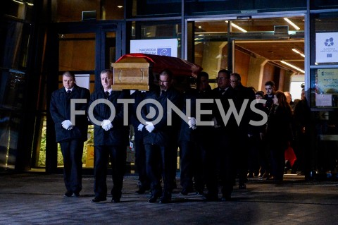  18.01.2019 GDANSK<br />KONDUKT ZALOBNY PRZENOSI TRUMNE Z CIALEM PAWLA ADAMOWICZA DO BAZYLIKI MARIACKIEJ W GDANSKU W KTOREJ ODBEDZIE SIE MSZA ZALOBNA W INTENCJI ZMARLEGO PREYDENTA<br />N/Z TRUMNA Z CIALEM PAWLA ADAMOWICZA<br /> 