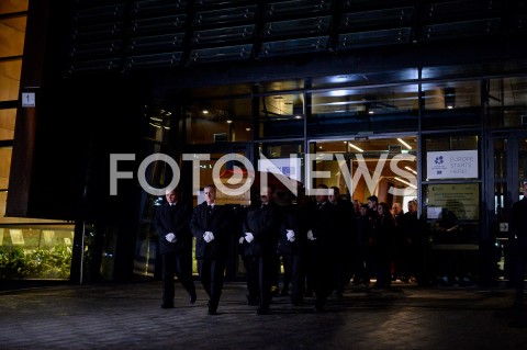  18.01.2019 GDANSK<br />KONDUKT ZALOBNY PRZENOSI TRUMNE Z CIALEM PAWLA ADAMOWICZA DO BAZYLIKI MARIACKIEJ W GDANSKU W KTOREJ ODBEDZIE SIE MSZA ZALOBNA W INTENCJI ZMARLEGO PREYDENTA<br />N/Z TRUMNA Z CIALEM PAWLA ADAMOWICZA<br /> 