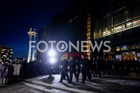  18.01.2019 GDANSK<br />KONDUKT ZALOBNY PRZENOSI TRUMNE Z CIALEM PAWLA ADAMOWICZA DO BAZYLIKI MARIACKIEJ W GDANSKU W KTOREJ ODBEDZIE SIE MSZA ZALOBNA W INTENCJI ZMARLEGO PREYDENTA<br />N/Z TRUMNA Z CIALEM PAWLA ADAMOWICZA<br /> 