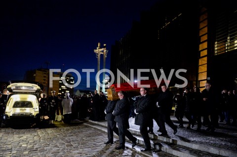  18.01.2019 GDANSK<br />KONDUKT ZALOBNY PRZENOSI TRUMNE Z CIALEM PAWLA ADAMOWICZA DO BAZYLIKI MARIACKIEJ W GDANSKU W KTOREJ ODBEDZIE SIE MSZA ZALOBNA W INTENCJI ZMARLEGO PREYDENTA<br />N/Z TRUMNA Z CIALEM PAWLA ADAMOWICZA<br /> 