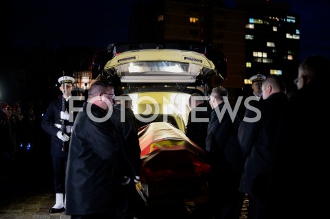  18.01.2019 GDANSK<br />KONDUKT ZALOBNY PRZENOSI TRUMNE Z CIALEM PAWLA ADAMOWICZA DO BAZYLIKI MARIACKIEJ W GDANSKU W KTOREJ ODBEDZIE SIE MSZA ZALOBNA W INTENCJI ZMARLEGO PREYDENTA<br />N/Z TRUMNA Z CIALEM PAWLA ADAMOWICZA<br /> 
