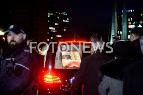  18.01.2019 GDANSK<br />KONDUKT ZALOBNY PRZENOSI TRUMNE Z CIALEM PAWLA ADAMOWICZA DO BAZYLIKI MARIACKIEJ W GDANSKU W KTOREJ ODBEDZIE SIE MSZA ZALOBNA W INTENCJI ZMARLEGO PREYDENTA<br />N/Z TRUMNA Z CIALEM PAWLA ADAMOWICZA<br /> 