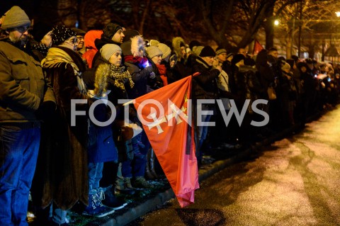  18.01.2019 GDANSK<br />KONDUKT ZALOBNY PRZENOSI TRUMNE Z CIALEM PAWLA ADAMOWICZA DO BAZYLIKI MARIACKIEJ W GDANSKU W KTOREJ ODBEDZIE SIE MSZA ZALOBNA W INTENCJI ZMARLEGO PREYDENTA<br />N/Z MIESZKANCY ZEBRANI WZDLUZ ULIC GDANSKA<br /> 