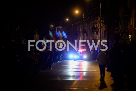  18.01.2019 GDANSK<br />KONDUKT ZALOBNY PRZENOSI TRUMNE Z CIALEM PAWLA ADAMOWICZA DO BAZYLIKI MARIACKIEJ W GDANSKU W KTOREJ ODBEDZIE SIE MSZA ZALOBNA W INTENCJI ZMARLEGO PREYDENTA<br />N/Z POLICJA OCHRANIA KONDUKT ZALOBNY<br /> 