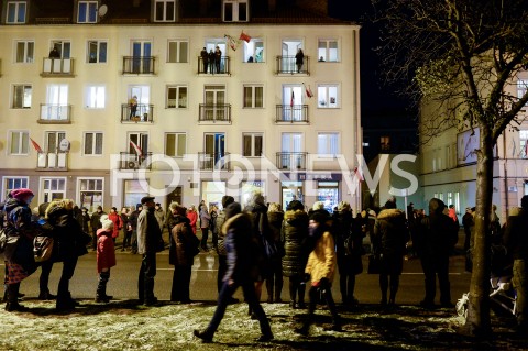  18.01.2019 GDANSK<br />KONDUKT ZALOBNY PRZENOSI TRUMNE Z CIALEM PAWLA ADAMOWICZA DO BAZYLIKI MARIACKIEJ W GDANSKU W KTOREJ ODBEDZIE SIE MSZA ZALOBNA W INTENCJI ZMARLEGO PREYDENTA<br />N/Z MIESZKANCY ZEBRANI WZDLUZ ULIC GDANSKA<br /> 