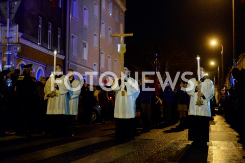  18.01.2019 GDANSK<br />KONDUKT ZALOBNY PRZENOSI TRUMNE Z CIALEM PAWLA ADAMOWICZA DO BAZYLIKI MARIACKIEJ W GDANSKU W KTOREJ ODBEDZIE SIE MSZA ZALOBNA W INTENCJI ZMARLEGO PREYDENTA<br />N/Z KONDUKT ZALOBNY Z KRZYRZEM<br /> 