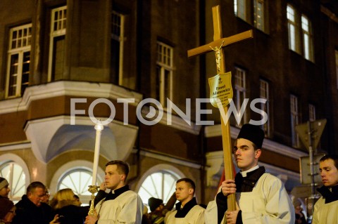  18.01.2019 GDANSK<br />KONDUKT ZALOBNY PRZENOSI TRUMNE Z CIALEM PAWLA ADAMOWICZA DO BAZYLIKI MARIACKIEJ W GDANSKU W KTOREJ ODBEDZIE SIE MSZA ZALOBNA W INTENCJI ZMARLEGO PREYDENTA<br />N/Z KONDUKT ZALOBNY Z KRZYRZEM<br /> 