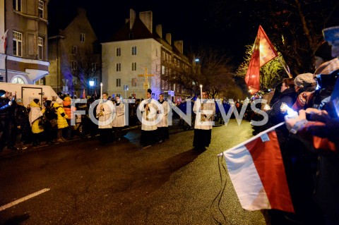  18.01.2019 GDANSK<br />KONDUKT ZALOBNY PRZENOSI TRUMNE Z CIALEM PAWLA ADAMOWICZA DO BAZYLIKI MARIACKIEJ W GDANSKU W KTOREJ ODBEDZIE SIE MSZA ZALOBNA W INTENCJI ZMARLEGO PREYDENTA<br />N/Z KONDUKT ZALOBNY Z KRZYRZEM<br /> 