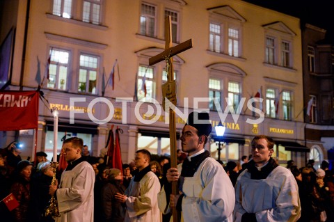  18.01.2019 GDANSK<br />KONDUKT ZALOBNY PRZENOSI TRUMNE Z CIALEM PAWLA ADAMOWICZA DO BAZYLIKI MARIACKIEJ W GDANSKU W KTOREJ ODBEDZIE SIE MSZA ZALOBNA W INTENCJI ZMARLEGO PREYDENTA<br />N/Z KONDUKT ZALOBNY Z KRZYRZEM<br /> 