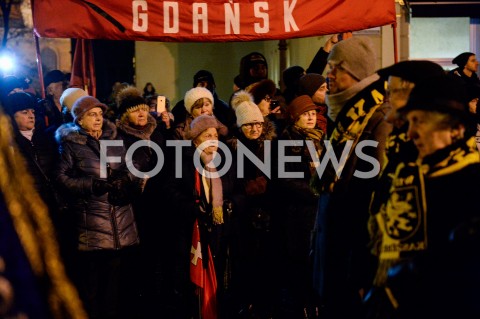  18.01.2019 GDANSK<br />KONDUKT ZALOBNY PRZENOSI TRUMNE Z CIALEM PAWLA ADAMOWICZA DO BAZYLIKI MARIACKIEJ W GDANSKU W KTOREJ ODBEDZIE SIE MSZA ZALOBNA W INTENCJI ZMARLEGO PREYDENTA<br />N/Z MIESZKANCY ZEBRANI WZDLUZ ULIC GDANSKA<br /> 