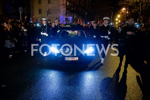  18.01.2019 GDANSK<br />KONDUKT ZALOBNY PRZENOSI TRUMNE Z CIALEM PAWLA ADAMOWICZA DO BAZYLIKI MARIACKIEJ W GDANSKU W KTOREJ ODBEDZIE SIE MSZA ZALOBNA W INTENCJI ZMARLEGO PREYDENTA<br />N/Z SAMOCHOD Z TRUMNA Z CIALEM PREZYDENTA PAWLA ADAMOWICZA<br /> 