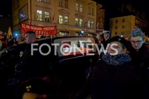  18.01.2019 GDANSK<br />KONDUKT ZALOBNY PRZENOSI TRUMNE Z CIALEM PAWLA ADAMOWICZA DO BAZYLIKI MARIACKIEJ W GDANSKU W KTOREJ ODBEDZIE SIE MSZA ZALOBNA W INTENCJI ZMARLEGO PREYDENTA<br />N/Z SAMOCHOD Z TRUMNA Z CIALEM PREZYDENTA PAWLA ADAMOWICZA<br /> 