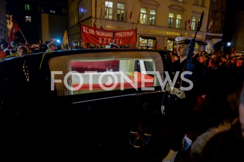 Kondukt żałobny z trumną prezydenta Pawła Adamowicza na ulicach Gdańska