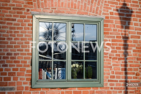  19.01.2019 GDANSK<br />CEREMONIA POGRZEBOWA ZAMORDOWANEGO PREZYDENTA GDANSKA PAWLA ADAMOWICZA W BAZYLICE MARIACKIEJ W GDANSKU<br />N/Z FOTOGRAFIA PREZYDENTA W JEDNYM Z OKIEN W GDANSKU<br /> 