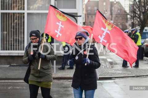  19.01.2019 GDANSK<br />CEREMONIA POGRZEBOWA ZAMORDOWANEGO PREZYDENTA GDANSKA PAWLA ADAMOWICZA W BAZYLICE MARIACKIEJ W GDANSKU<br />N/Z MIESZKANCY GDANSKA Z FLAGAMI MIASTA Z KIREM<br /> 