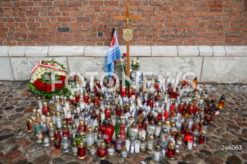  19.01.2019 GDANSK<br />CEREMONIA POGRZEBOWA ZAMORDOWANEGO PREZYDENTA GDANSKA PAWLA ADAMOWICZA W BAZYLICE MARIACKIEJ W GDANSKU<br />N/Z KRZYZ I ZNICZE NA JEDNEJ Z ULIC GDANSKA<br /> 