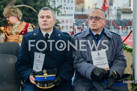  19.01.2019 GDANSK<br />CEREMONIA POGRZEBOWA ZAMORDOWANEGO PREZYDENTA GDANSKA PAWLA ADAMOWICZA W BAZYLICE MARIACKIEJ W GDANSKU<br />N/Z JOZEF JANKOWSKI ( ZASTEPCA KOMENDANDA MIEJSKIEGO PSP W GDANSKU ) JOZEF PARTYKA ( PRZEWODNICZACY ZW NSZZ POLICJANTOW WOJ. POMORSKIEGO )  <br /> 
