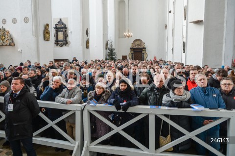  19.01.2019 GDANSK<br />CEREMONIA POGRZEBOWA ZAMORDOWANEGO PREZYDENTA GDANSKA PAWLA ADAMOWICZA W BAZYLICE MARIACKIEJ W GDANSKU<br />N/Z MIESZKANCY GDANSKA W BAZYLICE TLUMY<br /> 