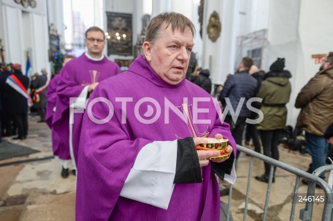  19.01.2019 GDANSK<br />CEREMONIA POGRZEBOWA ZAMORDOWANEGO PREZYDENTA GDANSKA PAWLA ADAMOWICZA W BAZYLICE MARIACKIEJ W GDANSKU<br />N/Z KSIADZ DUCHOWNY KOMUNIA SWIETA<br /> 