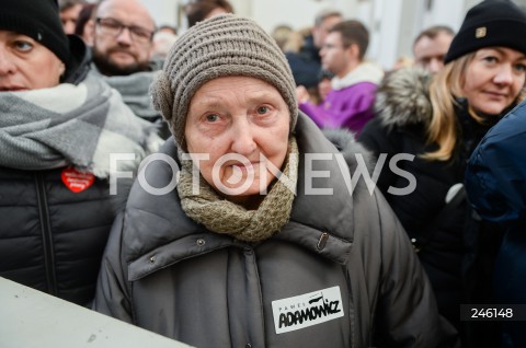  19.01.2019 GDANSK<br />CEREMONIA POGRZEBOWA ZAMORDOWANEGO PREZYDENTA GDANSKA PAWLA ADAMOWICZA W BAZYLICE MARIACKIEJ W GDANSKU<br />N/Z KOBIETA NAKLEJKA NAPIS ADAMOWICZ SOLIDARNOSC<br /> 
