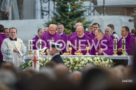  19.01.2019 GDANSK<br />CEREMONIA POGRZEBOWA ZAMORDOWANEGO PREZYDENTA GDANSKA PAWLA ADAMOWICZA W BAZYLICE MARIACKIEJ W GDANSKU<br />N/Z KSIEZA DUCHOWNI OLTARZ<br /> 