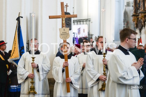  19.01.2019 GDANSK<br />CEREMONIA POGRZEBOWA ZAMORDOWANEGO PREZYDENTA GDANSKA PAWLA ADAMOWICZA W BAZYLICE MARIACKIEJ W GDANSKU<br />PRZENIESIENIE URNY Z PROCHAMI PREZYDENTA ADAMOWICZA DO WNEKI OBOK SALI RAJCOW W BAZYLICE MARIACKIEJ<br />N/Z KRZYZ <br /> 
