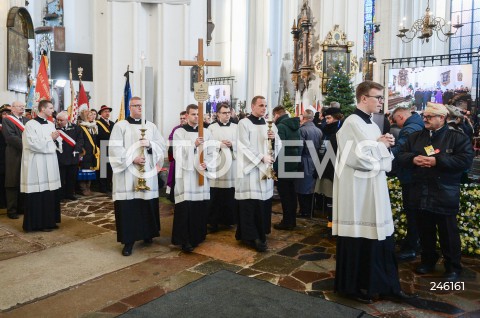  19.01.2019 GDANSK<br />CEREMONIA POGRZEBOWA ZAMORDOWANEGO PREZYDENTA GDANSKA PAWLA ADAMOWICZA W BAZYLICE MARIACKIEJ W GDANSKU<br />PRZENIESIENIE URNY Z PROCHAMI PREZYDENTA ADAMOWICZA DO WNEKI OBOK SALI RAJCOW W BAZYLICE MARIACKIEJ<br />N/Z KRZYZ <br /> 