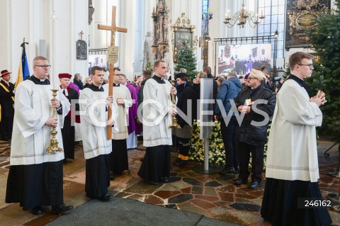  19.01.2019 GDANSK<br />CEREMONIA POGRZEBOWA ZAMORDOWANEGO PREZYDENTA GDANSKA PAWLA ADAMOWICZA W BAZYLICE MARIACKIEJ W GDANSKU<br />PRZENIESIENIE URNY Z PROCHAMI PREZYDENTA ADAMOWICZA DO WNEKI OBOK SALI RAJCOW W BAZYLICE MARIACKIEJ<br />N/Z KRZYZ <br /> 