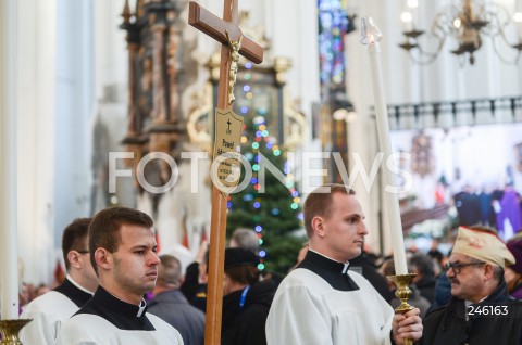  19.01.2019 GDANSK<br />CEREMONIA POGRZEBOWA ZAMORDOWANEGO PREZYDENTA GDANSKA PAWLA ADAMOWICZA W BAZYLICE MARIACKIEJ W GDANSKU<br />PRZENIESIENIE URNY Z PROCHAMI PREZYDENTA ADAMOWICZA DO WNEKI OBOK SALI RAJCOW W BAZYLICE MARIACKIEJ<br />N/Z KRZYZ <br /> 