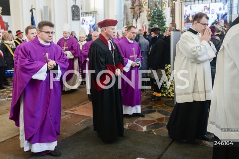  19.01.2019 GDANSK<br />CEREMONIA POGRZEBOWA ZAMORDOWANEGO PREZYDENTA GDANSKA PAWLA ADAMOWICZA W BAZYLICE MARIACKIEJ W GDANSKU<br />PRZENIESIENIE URNY Z PROCHAMI PREZYDENTA ADAMOWICZA DO WNEKI OBOK SALI RAJCOW W BAZYLICE MARIACKIEJ<br />N/Z KSIEZA DUCHOWNI <br /> 