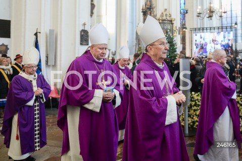  19.01.2019 GDANSK<br />CEREMONIA POGRZEBOWA ZAMORDOWANEGO PREZYDENTA GDANSKA PAWLA ADAMOWICZA W BAZYLICE MARIACKIEJ W GDANSKU<br />PRZENIESIENIE URNY Z PROCHAMI PREZYDENTA ADAMOWICZA DO WNEKI OBOK SALI RAJCOW W BAZYLICE MARIACKIEJ<br />N/Z KSIEZA DUCHOWNI BISKUPI <br /> 
